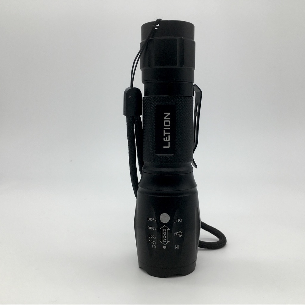 LED Black/White Flashlight - Picture 2 of 5